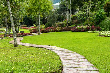 Imagel Aménagement Paysager Dans Le Jardin Le Chemin Dans Le Jardin